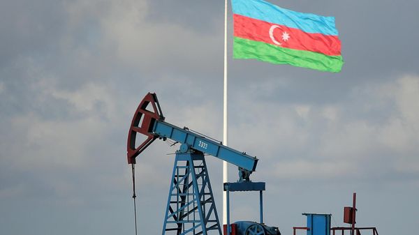 Нефтяная насосная станция на фоне флага Азербайджана - Sputnik Армения