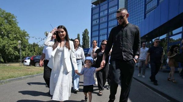 Глава Гагаузии Евгения Гуцул с супругом и сыном у здания суда (5 августа 2025). Кишинев - Sputnik Армения
