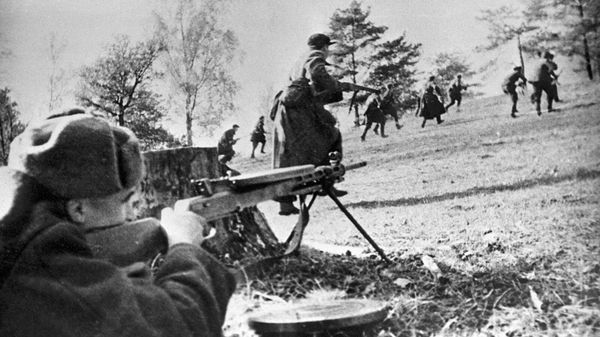 Партизаны бригады имени С. М. Буденного Пинского соединения Ленинского района атакуют немецко-фашистских захватчиков - Sputnik Армения