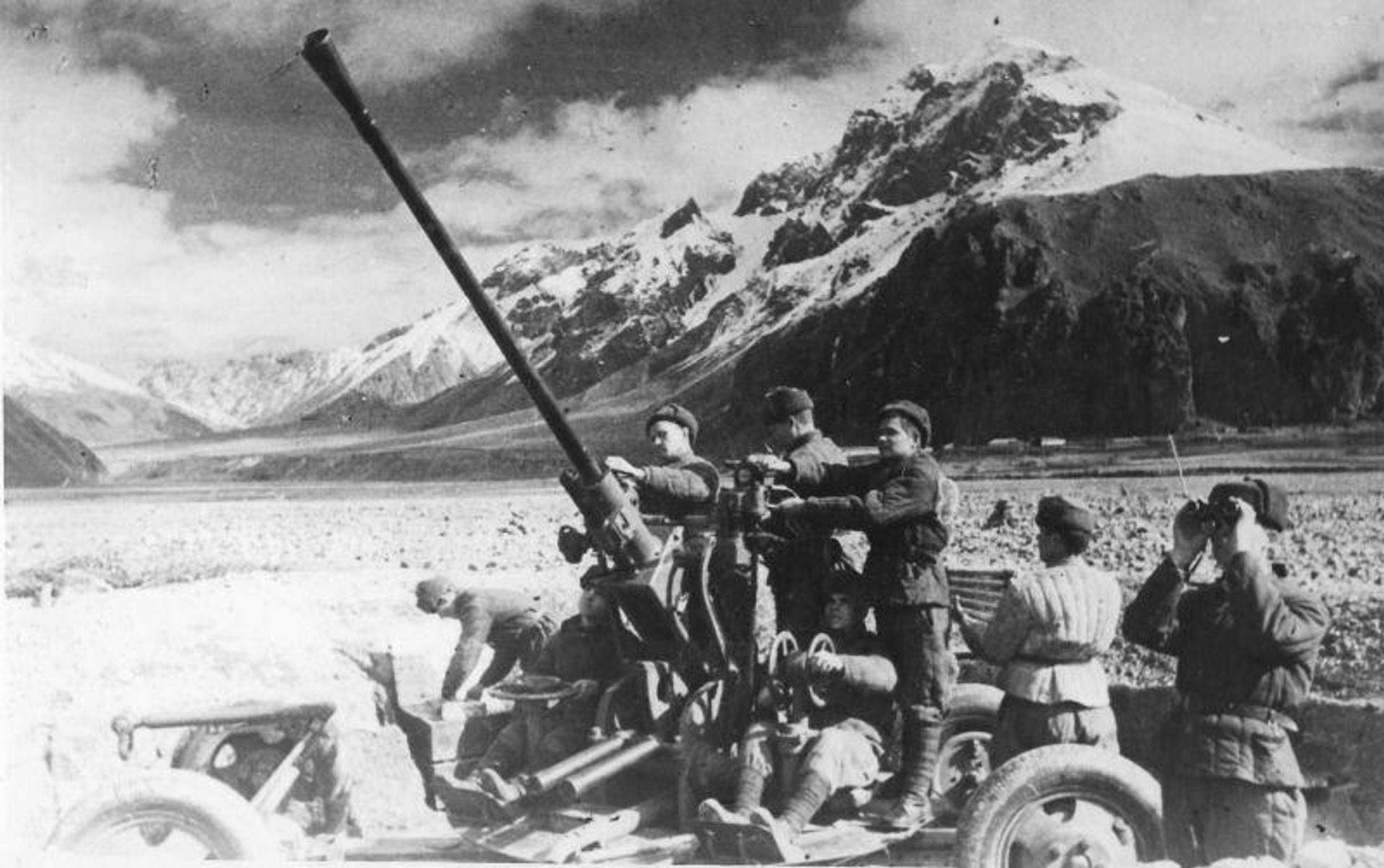 Расчет 37-мм автоматической зенитной пушки образца 1939 года (61-К), 2-я гвардейская стрелковая (будущая Таманская) дивизия, юго-восточнее Нальчика - Sputnik Արմենիա, 1920, 10.08.2025