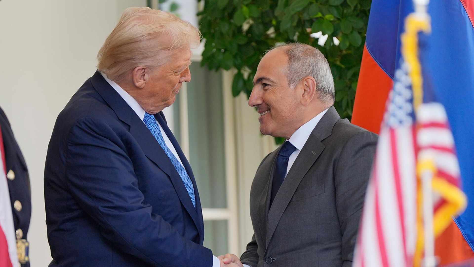 Президент США Дональд Трамп встречает премьер-министра Армении Никола Пашиняна в Белом доме (8 августа 2025). Вашингтон - Sputnik Армения, 1920, 08.08.2025