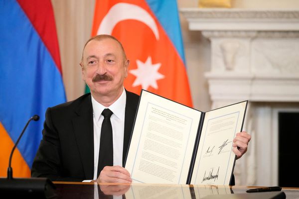 Президент Азербайджана Ильхам Алиев держит в руках подписанное трехстороннее соглашение  - Sputnik Армения