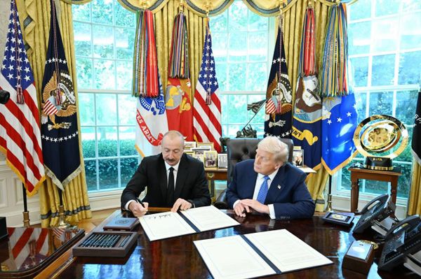 Встреча президентов США и Азербайджана Дональда Трампа и Ильхама Алиева в Овальном кабинете - Sputnik Армения