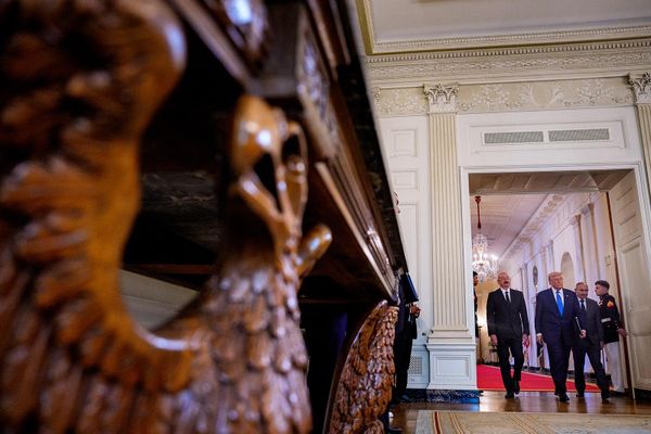 Президент США Дональд Трамп, премьер-министр Армении Никол Пашинян и президент Азербайджана Ильхам Алиев прибывают на церемонию подписания в Восточном зале Белого дома - Sputnik Армения