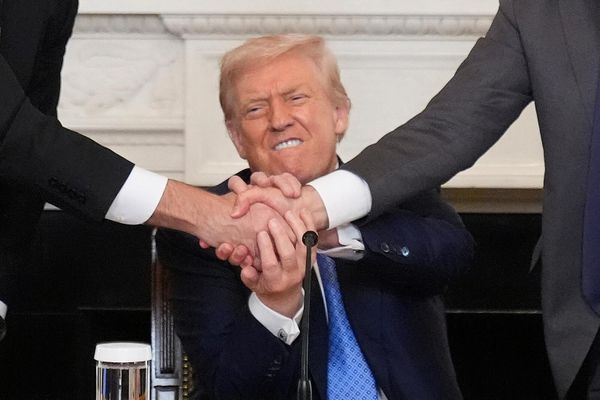 Президент США Дональд Трамп пожимает руки премьер-министру Армении Николу Пашиняну и президенту Азербайджана Ильхаму Алиеву после церемонии подписания в Восточном зале Белого дома - Sputnik Армения
