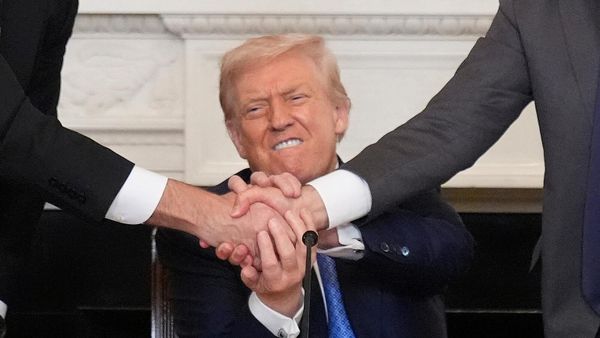 Президент США Дональд Трамп пожимает руки премьер-министру Армении Николу Пашиняну и президенту Азербайджана Ильхаму Алиеву во время церемонии подписания в Восточном зале Белого дома (8 августа 2025). Вашингтон - Sputnik Армения