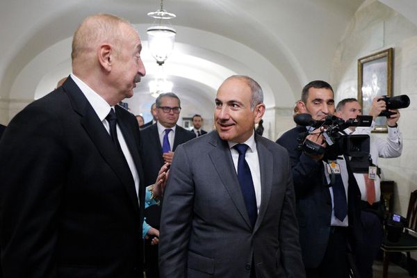Премьер-министр Армении Никол Пашинян и президент Азербайджана Ильхам Алиев беседуют после церемонии трехстороннего подписания в Белом доме - Sputnik Армения