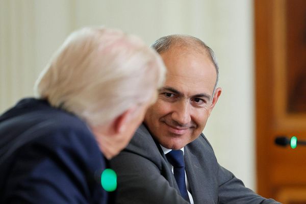 Президент США Дональд Трамп общается с премьер-министром Армении Николом Пашиняном во время церемонию подписания с президентом Азербайджана в Восточном зале Белого дома - Sputnik Армения