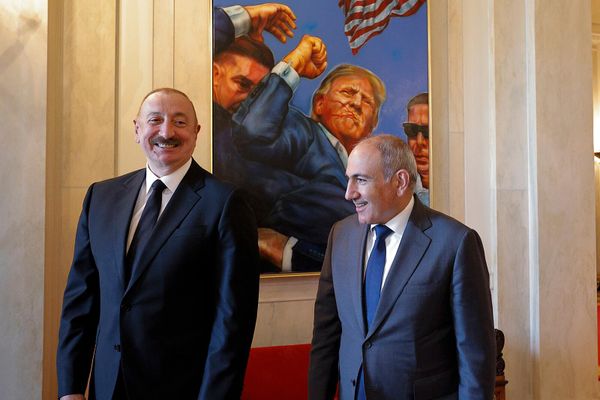 Премьер-министр Армении Никол Пашинян и президент Азербайджана Ильхам Алиев беседуют после церемонии трехстороннего подписания в Белом доме - Sputnik Армения
