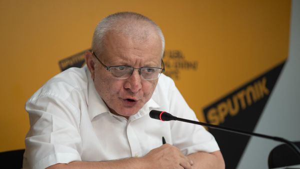 Политолог, лидер партии Демократическая альтернатива Сурен Суренянц проводит пресс-конференцию в мультимедийном пресс-центре Sputnik Армения (11 августа 2025). Еревaн - Sputnik Армения
