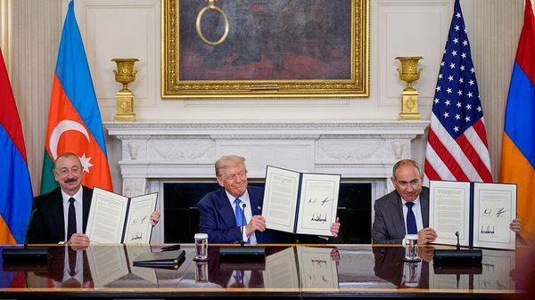 Президент США Дональд Трамп, премьер-министр Армении Никол Пашинян и президент Азербайджана Ильхам Алиев держат в руках соглашение, подписанное в Восточном зале Белого дома (8 августа 2025). Вашингтон - Sputnik Армения