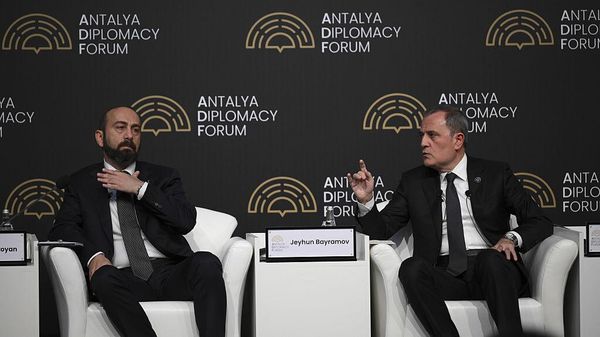 Главы МИД Армении и Азербайджана Арарат Мирзоян и Джейхун Байрамов на панельной дискуссии в рамках Анталийского дипломатического форума (12 апреля 2025). Анталья - Sputnik Армения