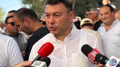 Анна Мкртчян общается с прессой у антикоррупционного суда, где рассматривается ходатайство о продлении незаконного ареста Самвела Карапетяна (14 августа 2025). Еревaн