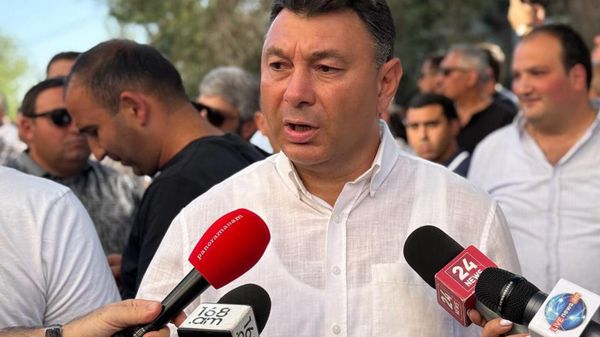 Эдуард Шармазанов общается с прессой у антикоррупционного суда, где рассматривается ходатайство о продлении незаконного ареста Самвела Карапетяна (14 августа 2025). Еревaн - Sputnik Армения