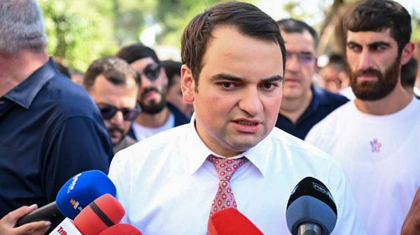 Нарек Карапетян общается с прессой у антикоррупционного суда, где рассматривается ходатайство о продлении незаконного ареста Самвела Карапетяна (14 августа 2025). Еревaн - Sputnik Армения