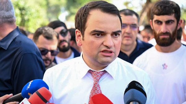 Нарек Карапетян общается с прессой у антикоррупционного суда, где рассматривается ходатайство о продлении незаконного ареста Самвела Карапетяна (14 августа 2025). Еревaн - Sputnik Армения