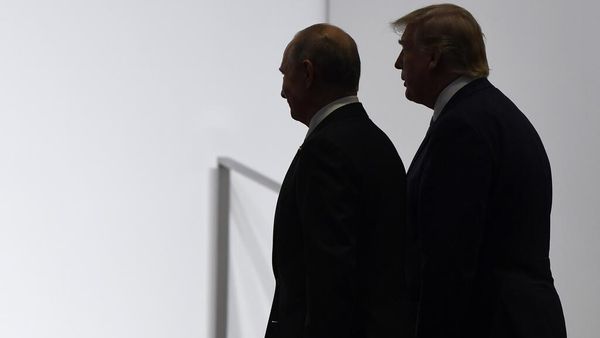 Президент США Дональд Трамп и президент России Владимир Путин на саммите G20 в Осаке (28 июня 2019). Япония
 - Sputnik Армения