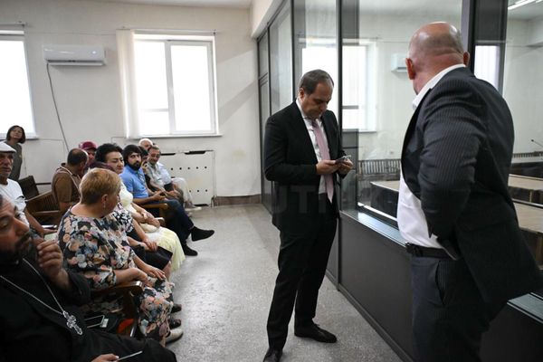 Адвокат Ара Зограбян в ожидании судебного заседания по делу предводителя Ширакской епархии архиепископа Микаэла Аджапахяна - Sputnik Армения