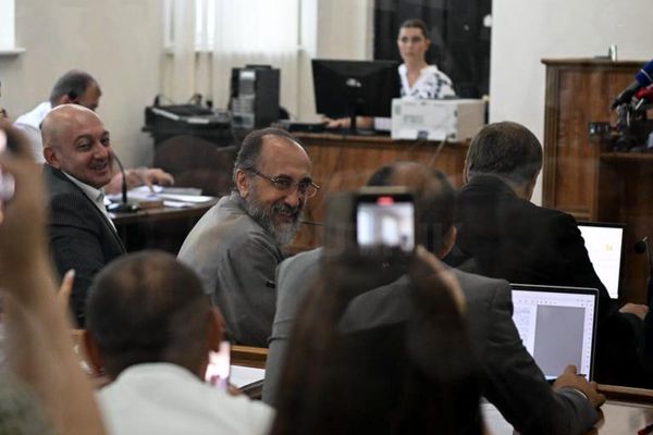 Предстоятель Ширакской епархии архиепископ Микаэл Аджапахян во время судебного заседания - Sputnik Армения