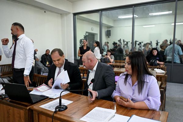 Адвокатская коллегия во время судебного заседания по делу предводителя Ширакской епархии архиепископа Микаэла Аджапахяна  - Sputnik Армения