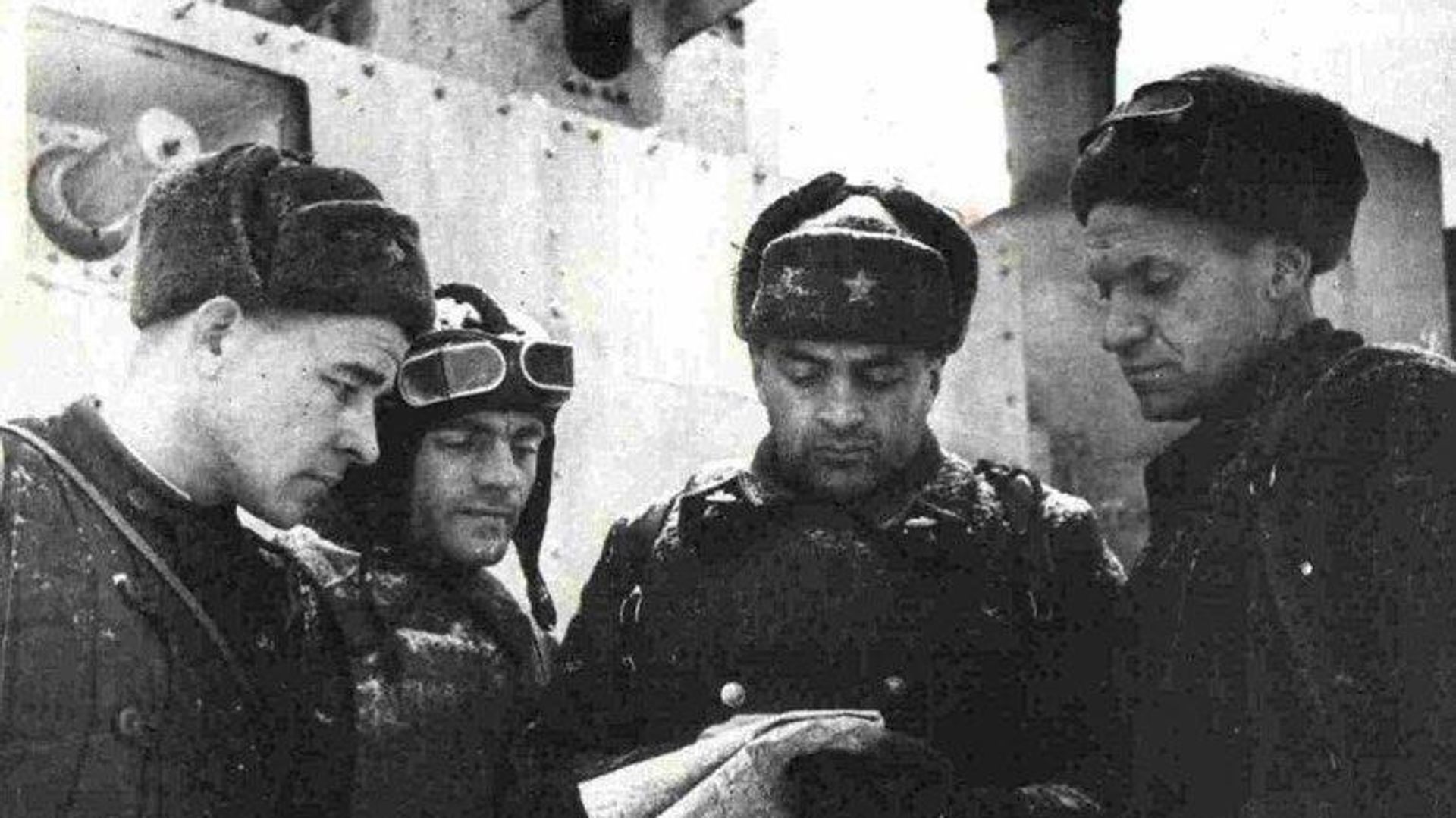 Экипаж бронепоезда №53. Командир экипажа Алексей Джахиев — второй справа Экипаж бронепоезда №53. Командир экипажа Алексей Джахиев — второй справа - Sputnik Армения, 1920, 24.08.2025