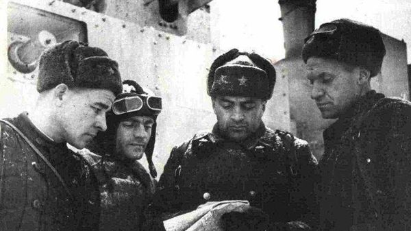 Экипаж бронепоезда №53. Командир экипажа Алексей Джахиев — второй справа - Sputnik Армения