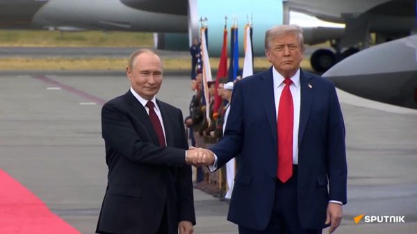 Պուտինը ժամանեց Ալյասկա, որտեղ նրան դիմավորեց Թրամփը - Sputnik Արմենիա