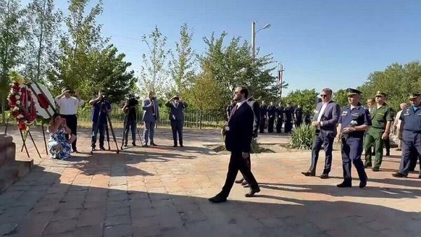 Возложение цветов памятнику Русским воинам к 198-летию победы в Ошаканской битве - Sputnik Армения
