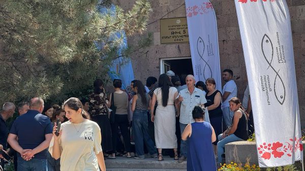 Вынужденные переселенцы из Арцаха получают помощь от Русской Гуманитарной Миссии в общине Масис - Sputnik Армения