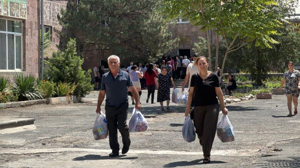 Вынужденные переселенцы из Арцаха получают помощь от Русской Гуманитарной Миссии в общине Масис - Sputnik Армения