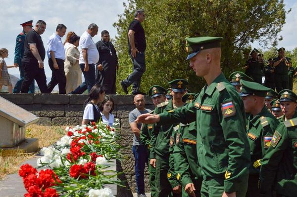 Военнослужащие военной базы ЮВО в Армении почтили память воинов, бессмертного отряда майора Монтрезора - Sputnik Армения