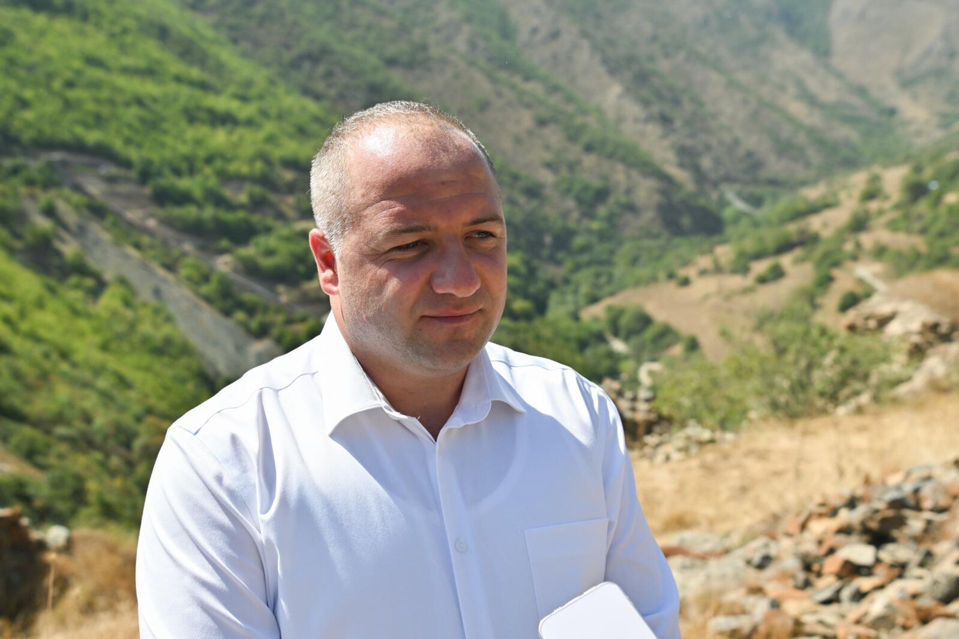 Директор ГНКО по охране памятников Армен Ованнисян на раскопках в крепости Багаберд в Сюнике - Sputnik Արմենիա, 1920, 22.08.2025