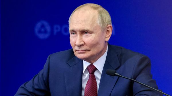 Президент РФ Владимир Путин во время встречи с сотрудниками предприятий атомной отрасли в Российском федеральном ядерном центре - Всероссийском научно-исследовательском институте экспериментальной физики (22 августа 2025). Саров - Sputnik Армения