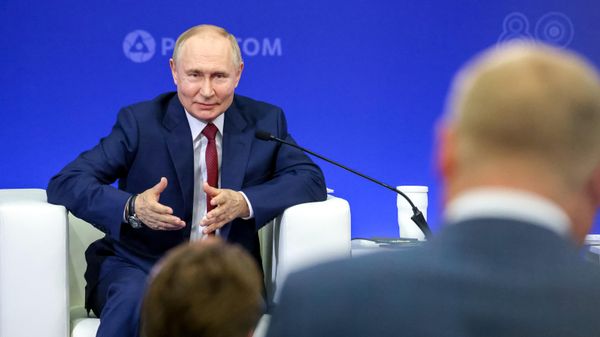 Президент РФ Владимир Путин во время встречи с сотрудниками предприятий атомной отрасли в Российском федеральном ядерном центре - Всероссийском научно-исследовательском институте экспериментальной физики (22 августа 2025). Саров - Sputnik Армения