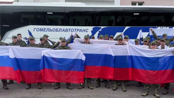 Первые кадры с российскими военными, которые вернулись из украинского плена по обмену - Sputnik Армения