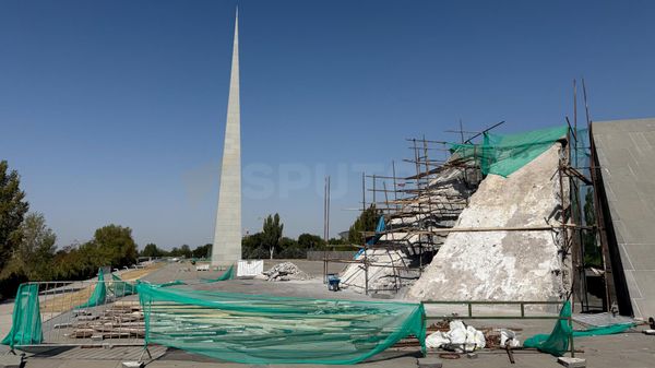 Ремонтные работы в мемориале Геноцида армян в Цицернакаберде (25 августа 2025). Еревaн - Sputnik Армения