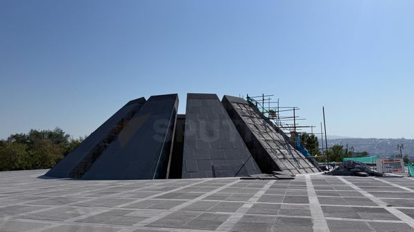 Ремонтные работы в мемориале Геноцида армян в Цицернакаберде (25 августа 2025). Еревaн - Sputnik Армения