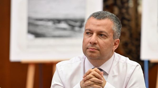 Политолог, научный сотрудник APRI Armenia Бениамин Погосян на мероприятии Помните историю, чтите павших героев, цените мир и создавайте лучшее будущее в посольстве Китая в Армении (25 августа 2025). Еревaн - Sputnik Армения