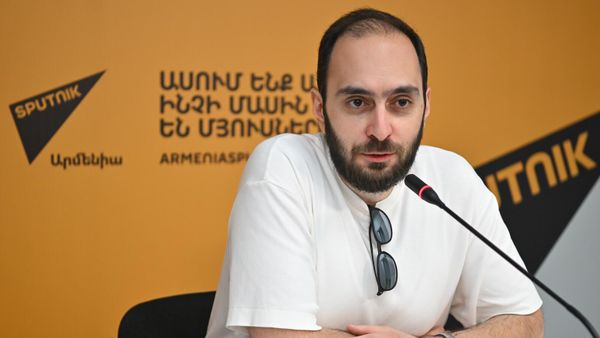 Директор МКФ документальных фильмов Абрикосовое дерево Артур Вардикян на пресс-конференции, посвященной XI Фестивалю (27 августа 2025). Еревaн - Sputnik Армения