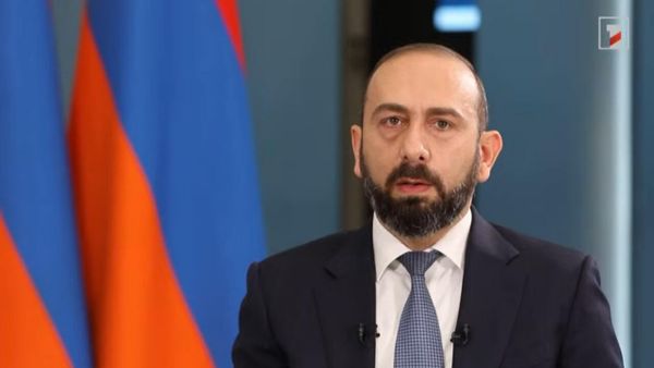 Глава МИД Арарат Мирзоян дает интервью Первому каналу (27 августа 2025). Еревaн - Sputnik Армения