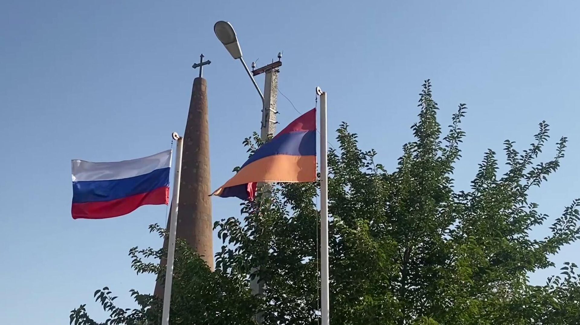 Флаги Армении и России у памятника погибшим в Ошаканской битве в Ошакане - Sputnik Армения, 1920, 29.08.2025