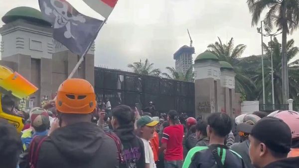 Протестующие в Джакарте собрались у здания парламента страны и пытаются выломать его ворота - Sputnik Армения