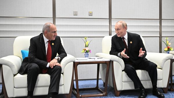 Премьер-министр Никол Пашинян и президент РФ Владимир Путин во время встречи на полях саммита Шанхайской организации сотрудничества (ШОС) в Тяньцзине (31 августа 2025). Китай - Sputnik Армения