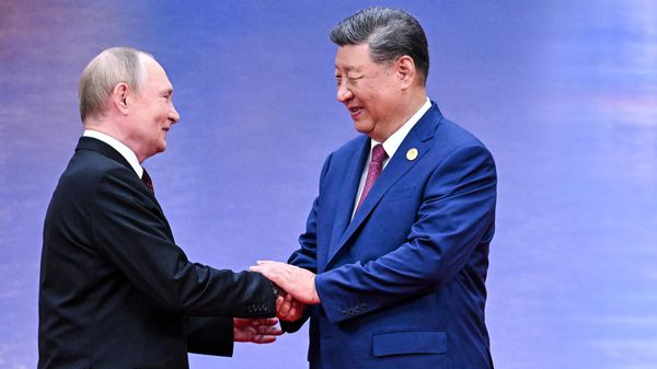 Президент РФ Владимир Путин и председатель Китайской Народной Республики (КНР) Си Цзиньпин с супругой Пэн Лиюань на церемонии приветствия глав государств – членов Шанхайской организации сотрудничества (ШОС) в Тяньцзине (31 августа 2025). Китай - Sputnik Армения