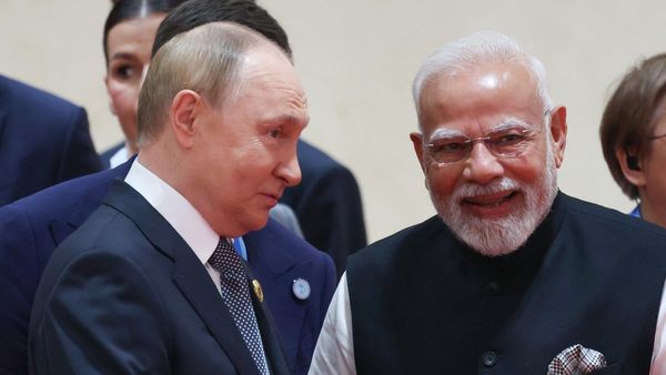 Президент РФ Владимир Путин, и премьер-министр Индии Нарендра Моди на церемонии официальной встречи председателем Китайской Народной Республики (КНР) Си Цзиньпином глав делегаций - участников заседания Совета глав государств – членов Шанхайской организации сотрудничества (ШОС) в Тяньцзине (1 сентября 2025). Китай - Sputnik Армения