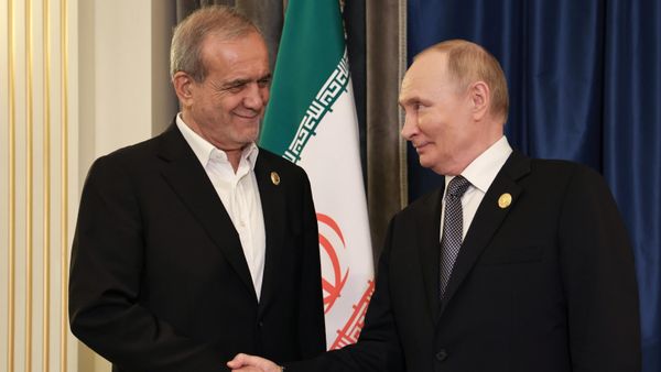 Президент РФ Владимир Путин и президент Ирана Масуд Пезешкиан во время встречи на полях саммита Шанхайской организации сотрудничества (ШОС) в Тяньцзине (1 сентября 2025). Китай - Sputnik Армения