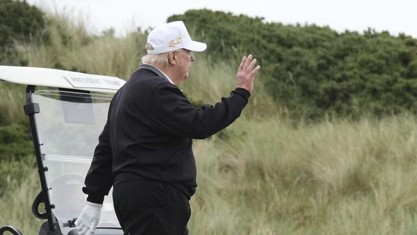 Президент Дональд Трамп на поле для гольфа Trump International Golf Links недалеко от Абердина (29 июля 2025). Шотландия - Sputnik Армения