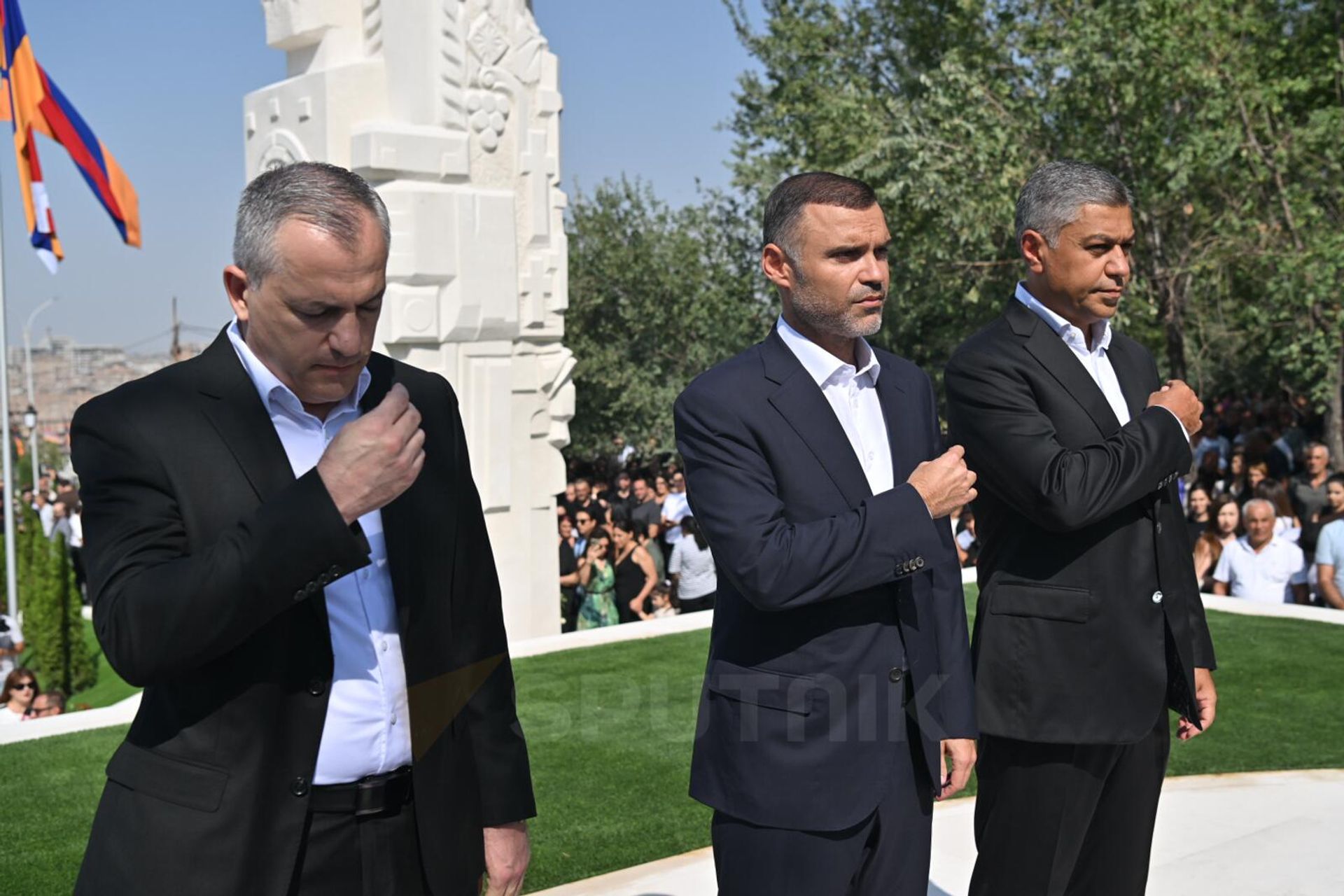 Самвел Шахраманян, Карен Саркисян и Артур Ванецян на открытии мемориального комплекса Зов Арцаха в Ераблуре в память о героях, павших в ходе карабахской войны, а также о невинных жертвах трагического взрыва 25 сентября (2 сентября 2025). Еревaн - Sputnik Армения, 1920, 02.09.2025