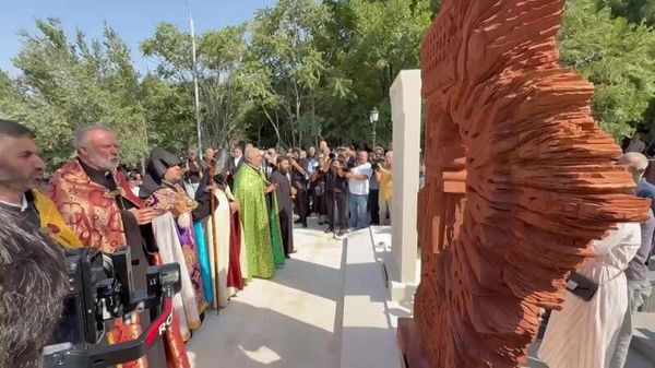Церемония освящения хачкаров и возложения цветов к постаменту памятника Зов Арцаха - Sputnik Армения