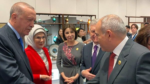 Премьер-министр Никол Пашинян с Анной Акопян и президент Турции Реджеп-Тайип Эрдоган с женой на полях саммита Шанхайской организации сотрудничества (ШОС) в Тяньцзине (31 августа 2025). Китай - Sputnik Армения